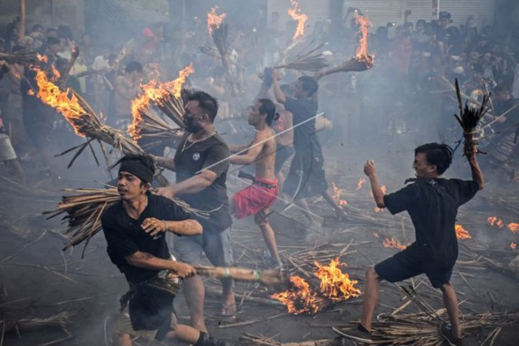 Tradisi Perang Api Umat Hindu