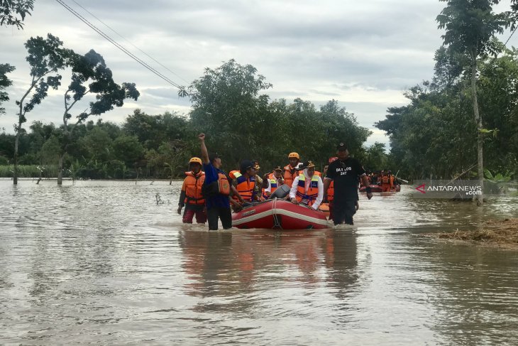East Java Governor orders authorities to handle flood-affected areas