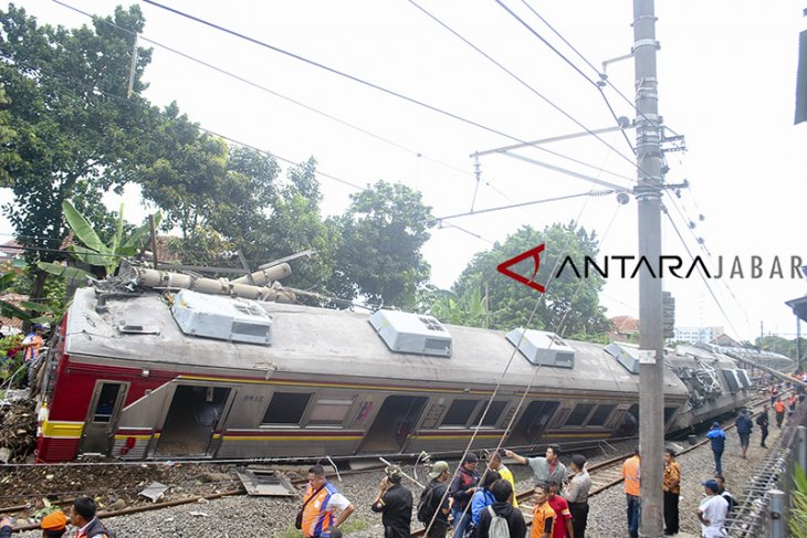 Kereta commuter line anjlok 