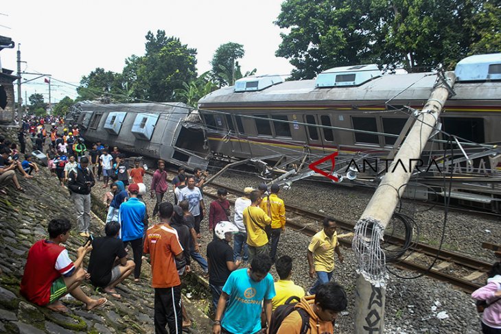 Kereta commuter line anjlok 