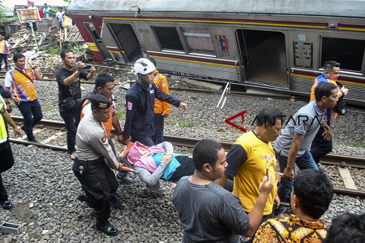 Kereta commuter line anjlok 