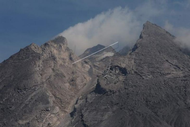 Gunung Merapi mengeluarkan asap putih