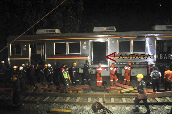 Evakuasi pengangkatan gerbong KRL anjlok 
