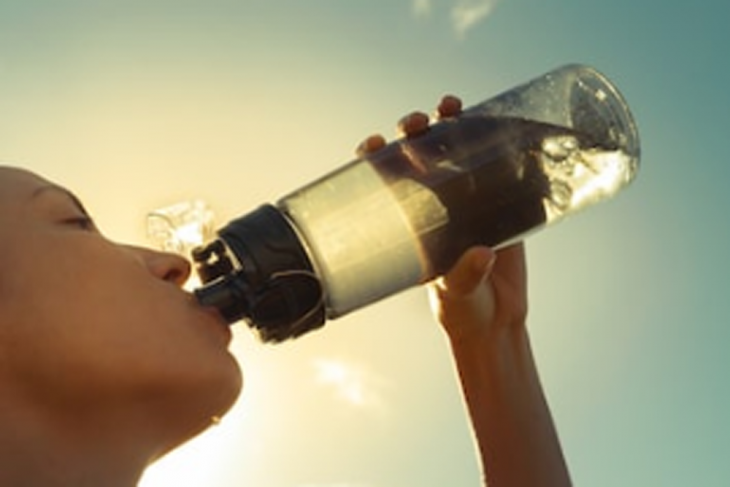 Minum air es terlalu sering membuat badan gemuk? Faktanya