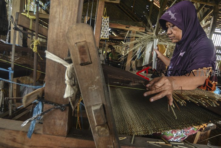 Produksi tikar mendong 