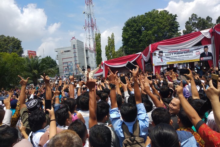 Prabowo sebut akan turunkan tarif listrik dan sembako