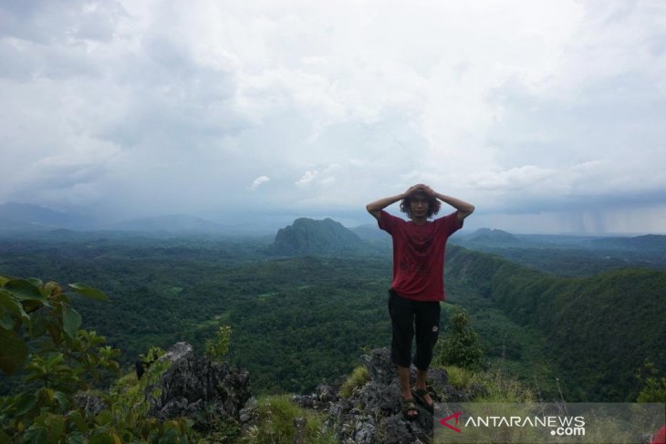 Melihat keindahan Meratus dari atas Bukit Mangkun