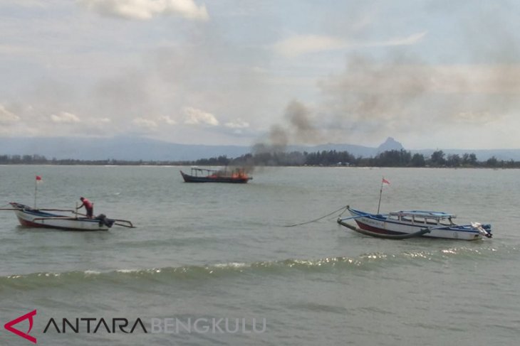 Nelayan Bakar Kapal Pengguna Trawl