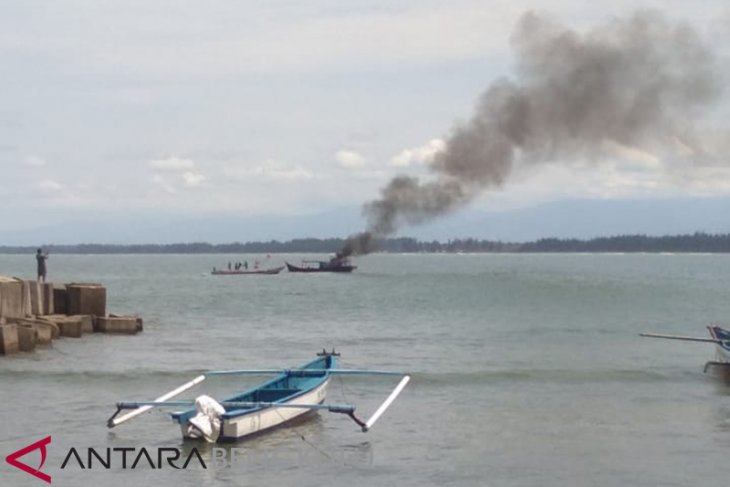 Nelayan Bakar Kapal Pengguna Trawl