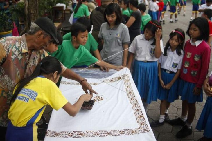 Siswa praktik membatik