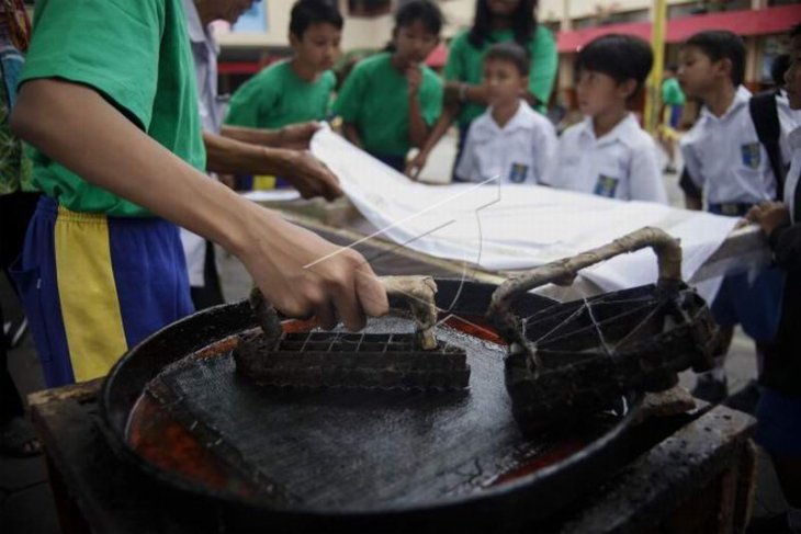 Siswa praktik membatik