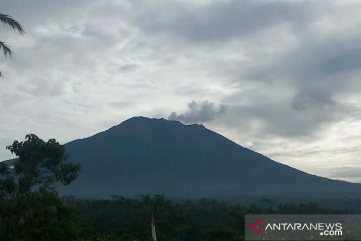 Gunung Agung Erupsi dengan Kolom Abu 600 Meter