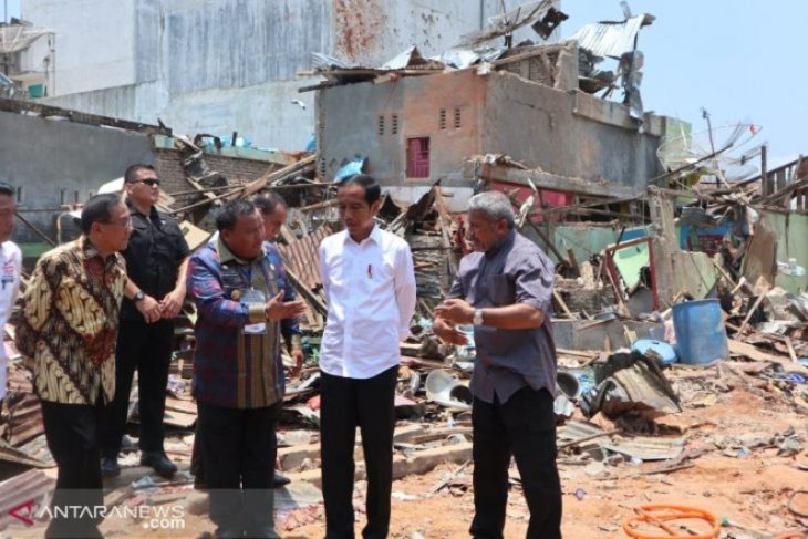 Presiden Jokowi tinjau lokasi bom di Sibolga