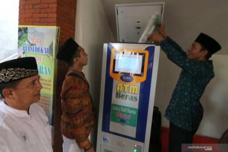 ATM Beras Untuk Warga Miskin