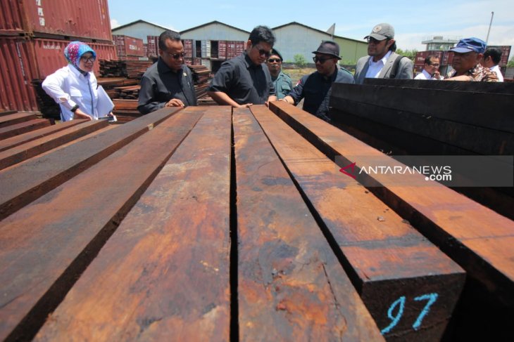 KLHK tetapkan tersangka tiga bos kayu ilegal