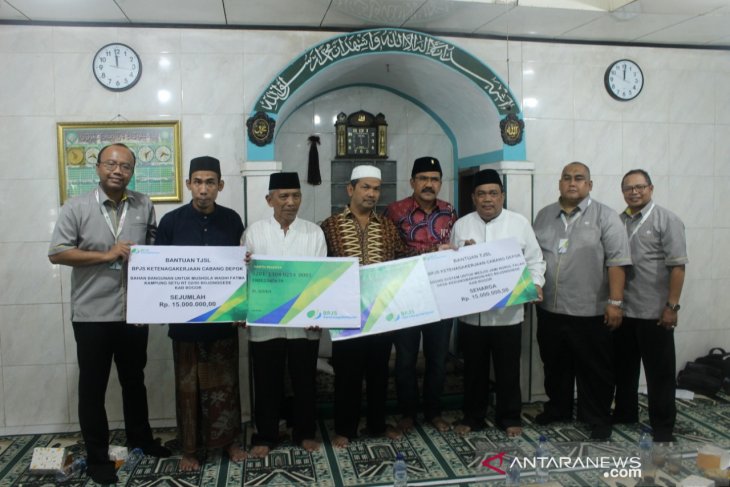 BPJS Ketenagakerjaan Depok serahkan bantuan Tanggung Jawab Sosial