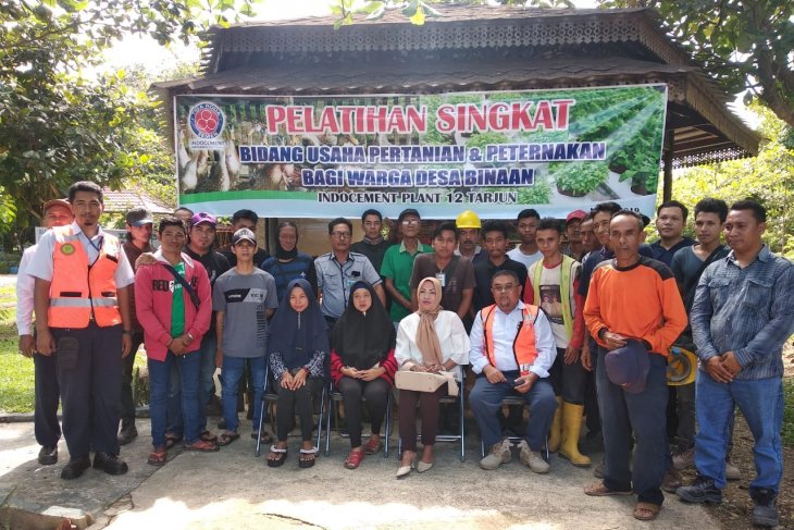 Indocement latih warga bertani hidroponik dan beternak bebek