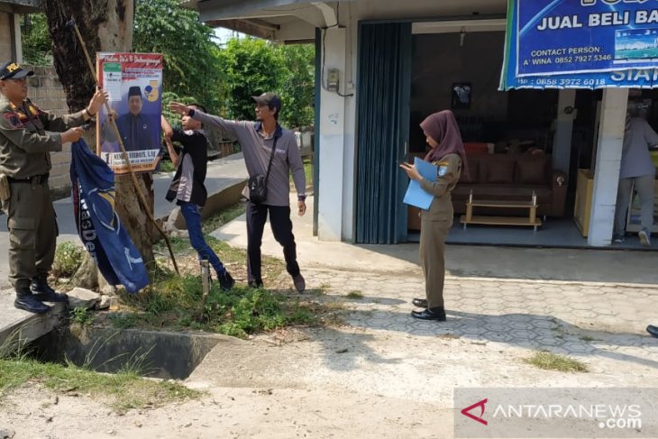 Bawaslu Bangka Barat tertibkan sejumlah APK di Muntok