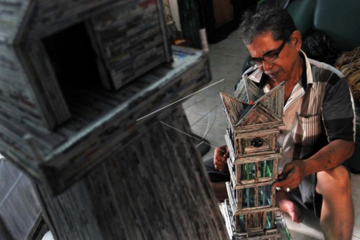 Miniatur Jam Gadang Dari Koran Bekas