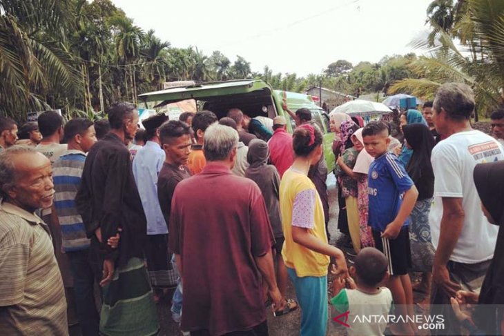 Suami istri tewas disambar petir, seorang lagi luka