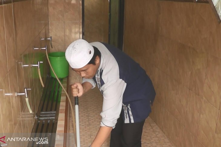 Nyaleg modal Rp3 juta, marbot masjid ini siap bertarung 17 April mendatang