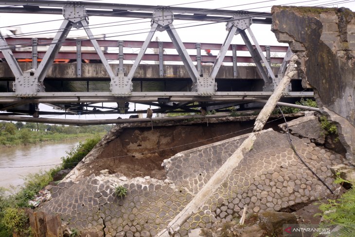 Plengsengan Jembatan Nasional Ambrol
