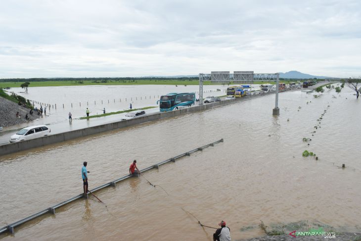 Jalan Tol Terendam Banjir