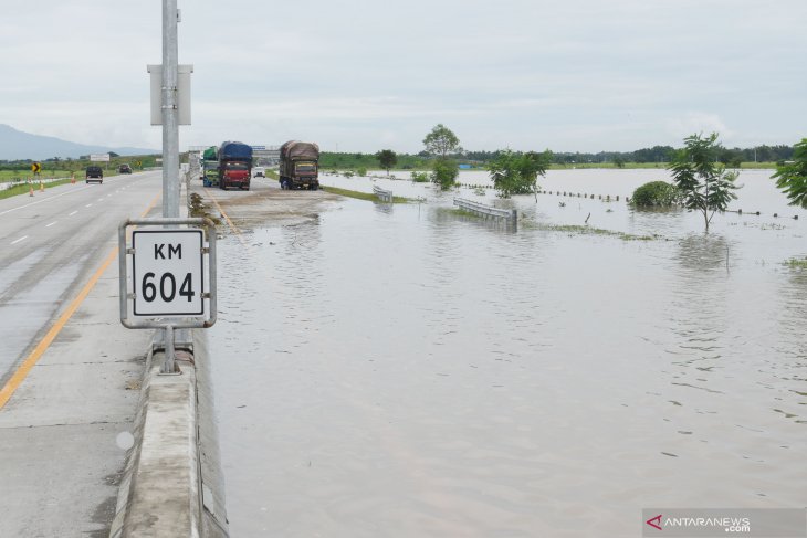 Jalan Tol Terendam Banjir