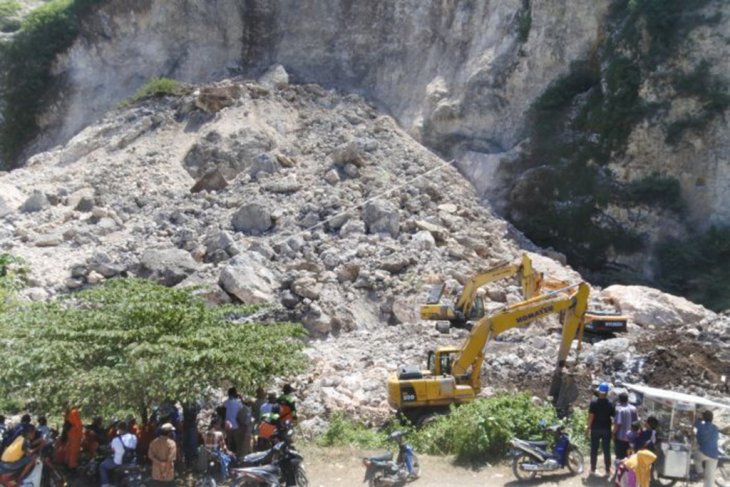 Pencarian korban longsor batu kapur