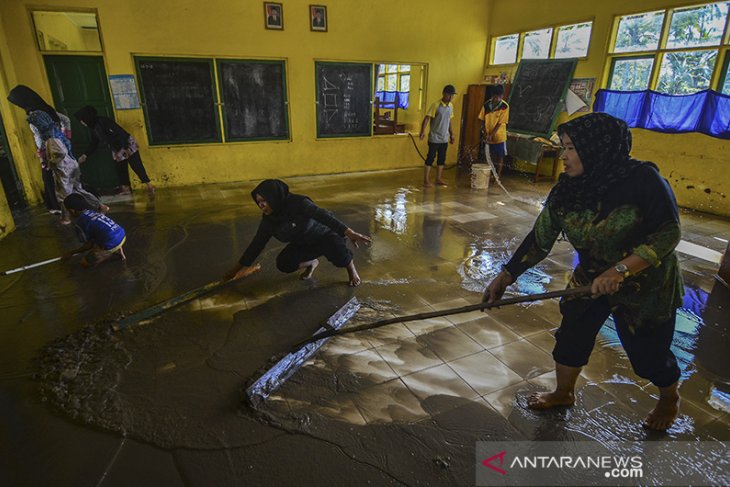 Sekolah terendam banjir 