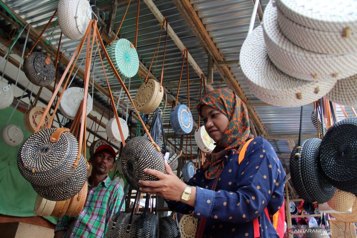 Pedagang Indonesia di Pasar Serikin Sarawak Malaysia