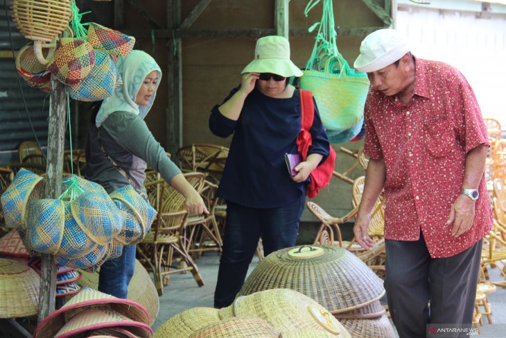 Pedagang Indonesia di Pasar Serikin Sarawak Malaysia