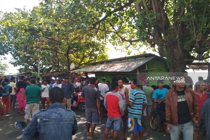Warga Malabero masih padati pantai