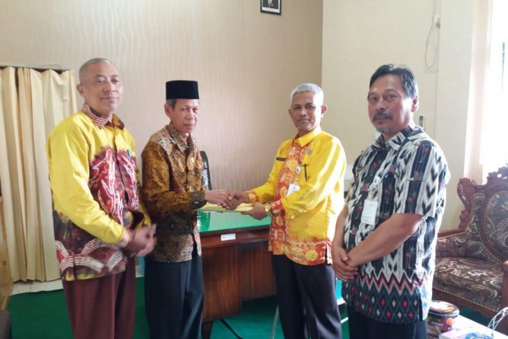 Dinkes Kotabaru serahkan hasil tes kesehatan calon jamaah haji