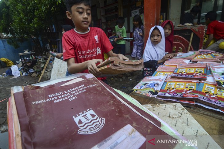 Bersih-bersih pasca banjir bandang 