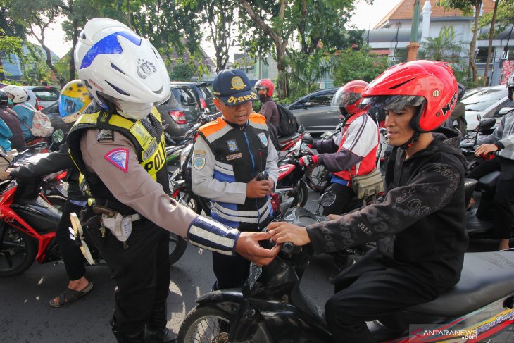 Sosialisasi Pelarangan Merokok Sambil Berkendara