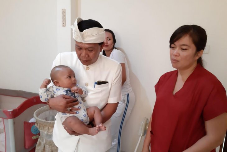 Dinsos Bali serahkan empat bayi terlantar kepada orang tua angkat
