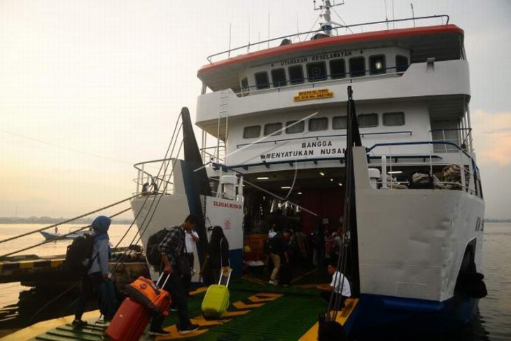 Kapal penyeberangan ke pulau Karimunjawa