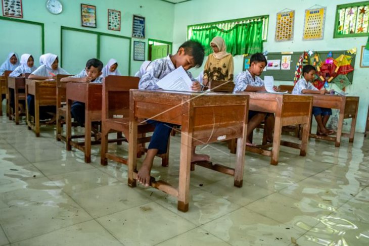 Siswa ikuti ujian saat banjir