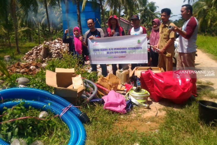 BRG dan Kemitraan Partnership berikan bantuan alat pemadam kebakaran