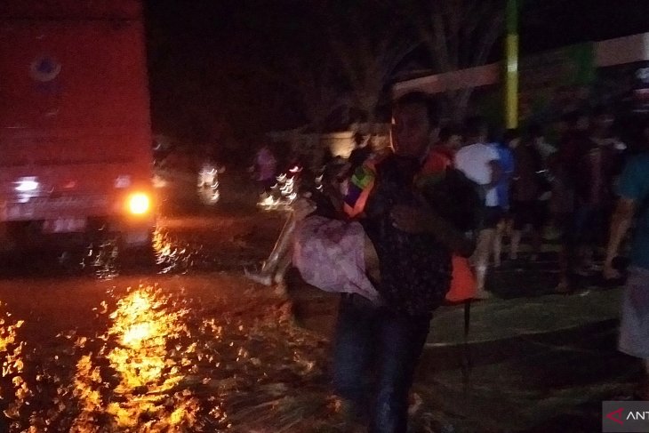 Petugas gabungan evakuasi korban banjir di Pamekasan