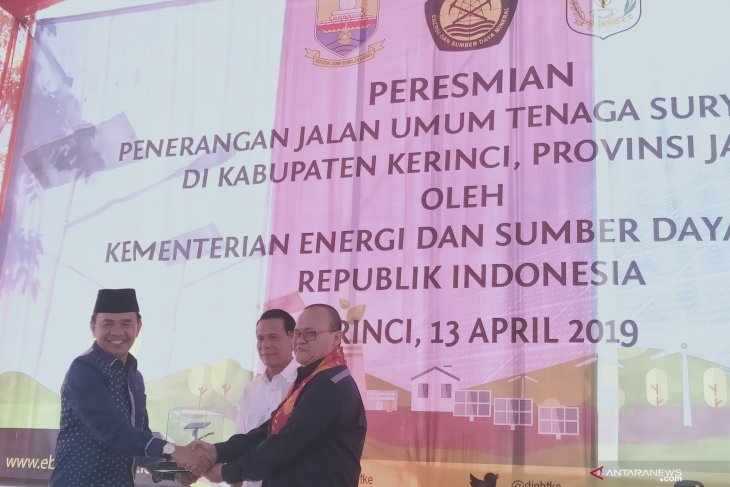 Kementerian ESDM serahkan PJU tenaga surya di Kabupaten Kerinci