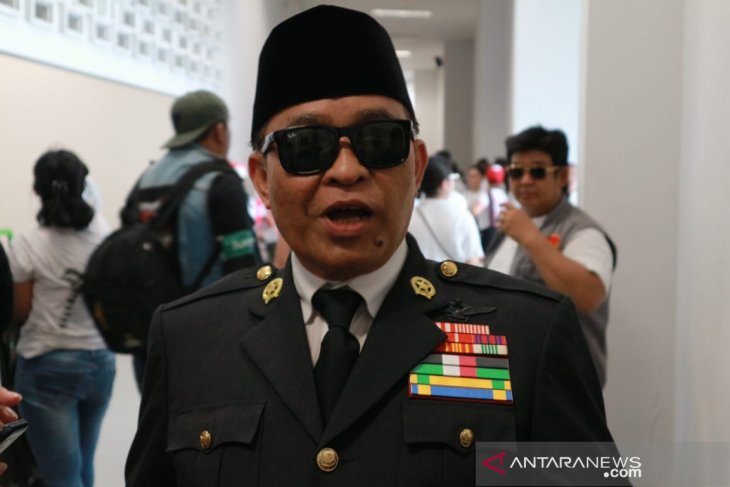 A man makes a unique appearance as Soekarno at "Konser Putih Bersatu"