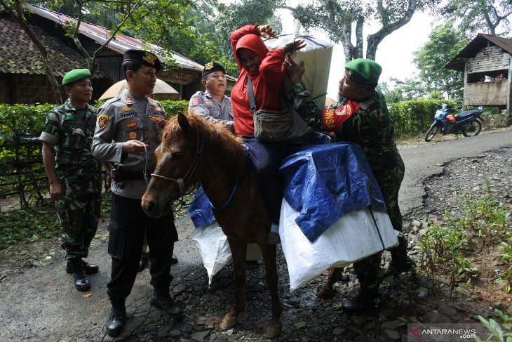 Distribusi logistik Pemilu menggunakan kuda