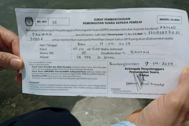 Kpps Di Pematangsiantar Serahkan Formulir C6 Pemilu Kepada Pemilih Antara News Sumatera Utara
