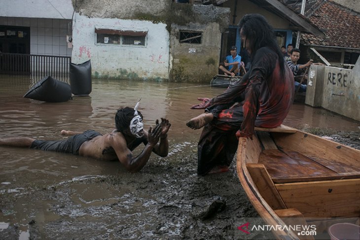 Pentas Bandung lautan banjir 