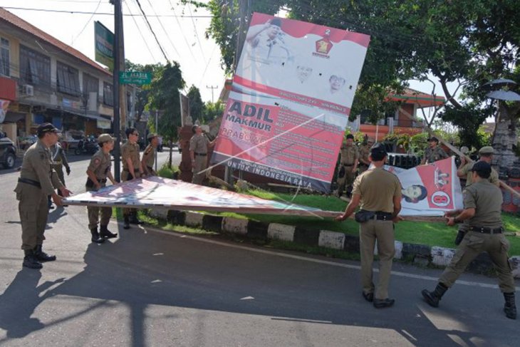 Pembongkaran alat peraga kampanye