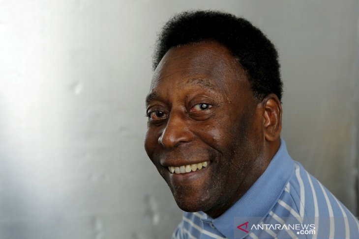 Mantan bintang sepak bola Pele dapat vaksin COVID-19 di Brazil