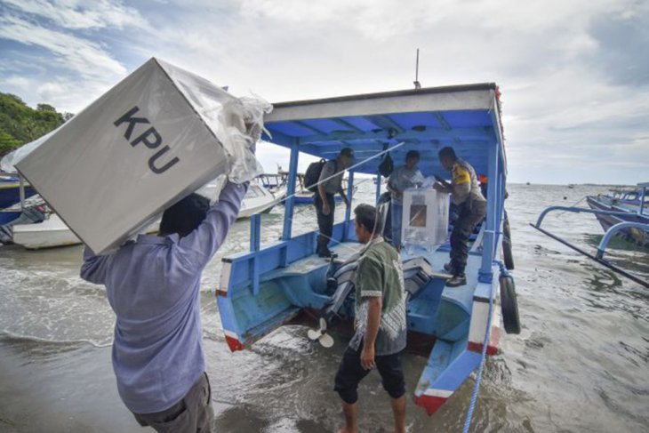 Distribusi logistik Pemilu ke Tiga Gili