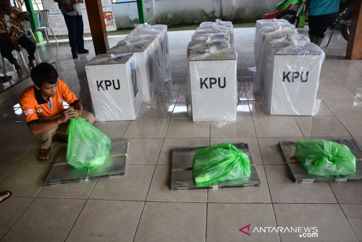 Distribusi logistik Pemilu ke TPS terpencil